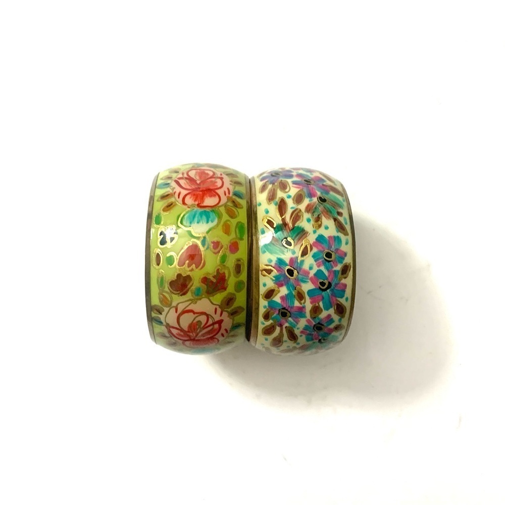 HEART CUT OUT Vintage Enamel Hand Painted Two Chunky Brass Bangle Bracel… - Picture 2 of 4
